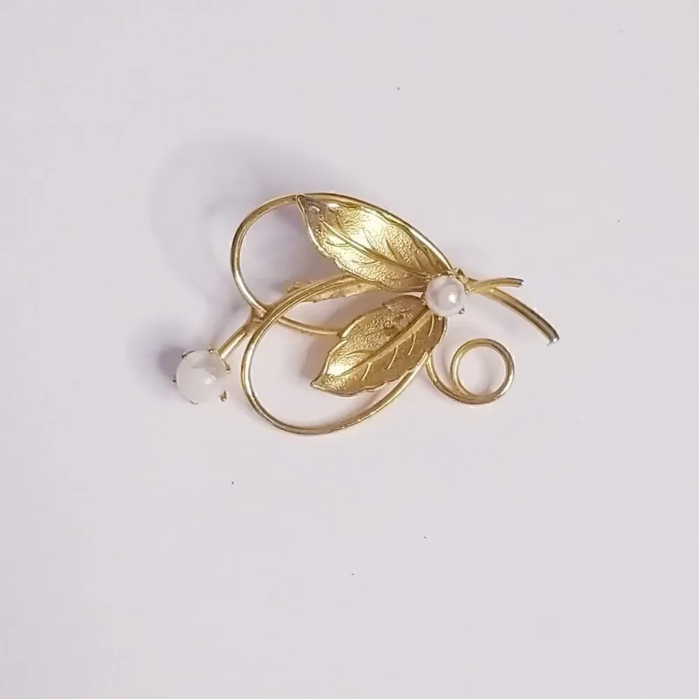 5/$25 Vintage Gold & Pearl leaf Brooch